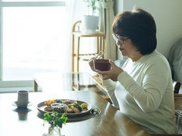 Nghỉ hưu đi trông cháu, mẹ chồng lương hưu 20 triệu vẫn 'ngậm đắng nuốt cay' vì con dâu