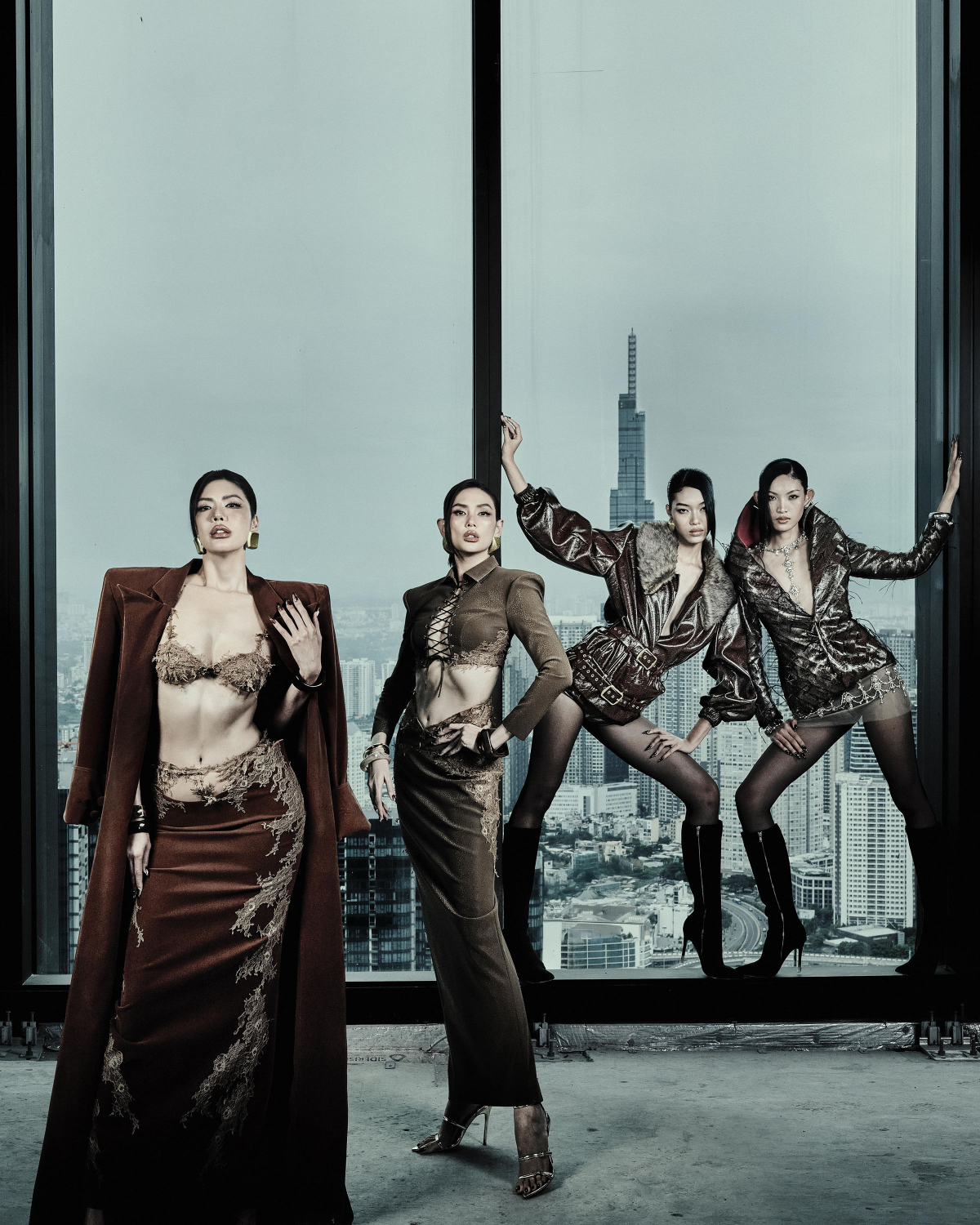 Quán quân The Face Vietnam 2023 Huỳnh Tú Anh (bìa phải) và quán quân Vietnams Next Top Model 2025 Lại Mai Hoa cũng thể hiện cá tính riêng trong chiến dịch Emerge.