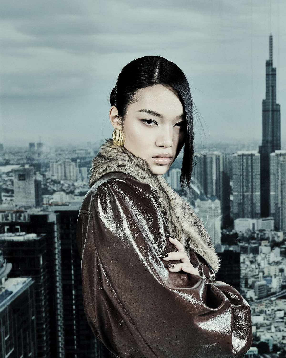 Lại Mai Hoa gây ấn tượng bởi thần thái sắc lạnh, phù hợp phong cách cá tính của set đồ da hiện đại.