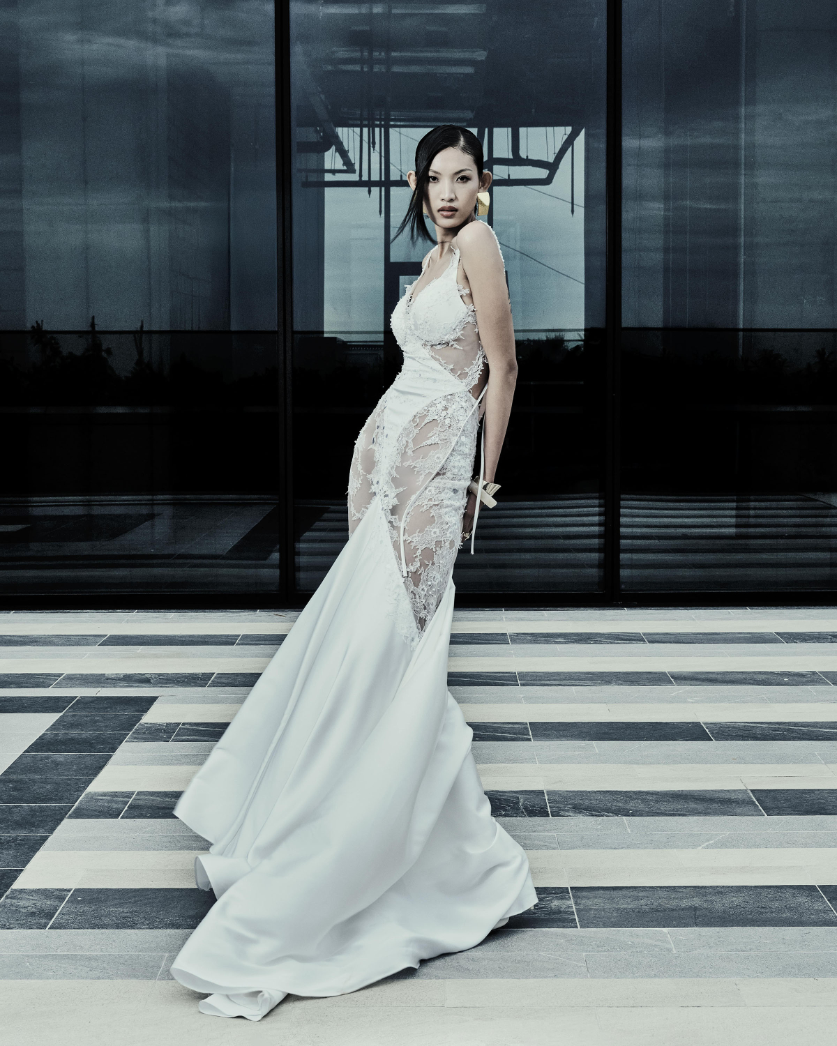 Huỳnh Tú Anh cũng cho thấy khả năng tạo dáng cuốn hút khi diện đầm lụa pha lưới đính ren tôn triệt để đường cong.