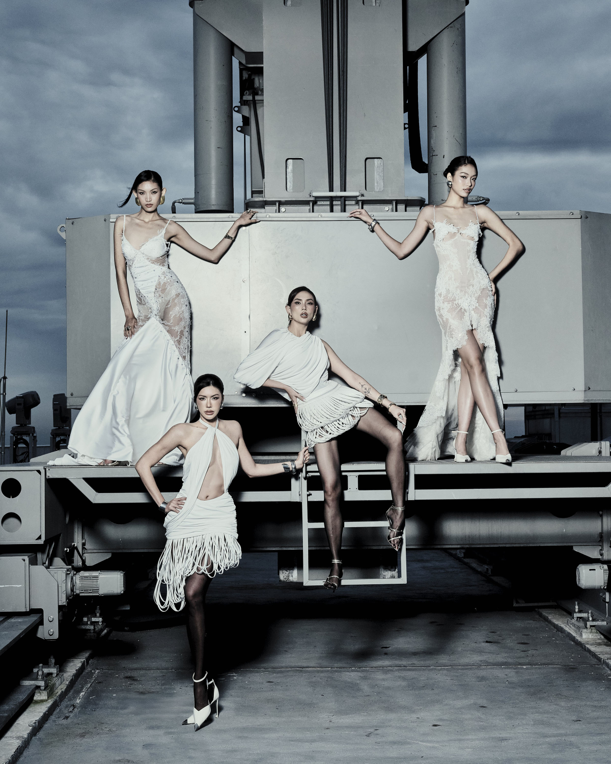 Minh Tú, Võ Hoàng Yến mặc hở đọ body - 7