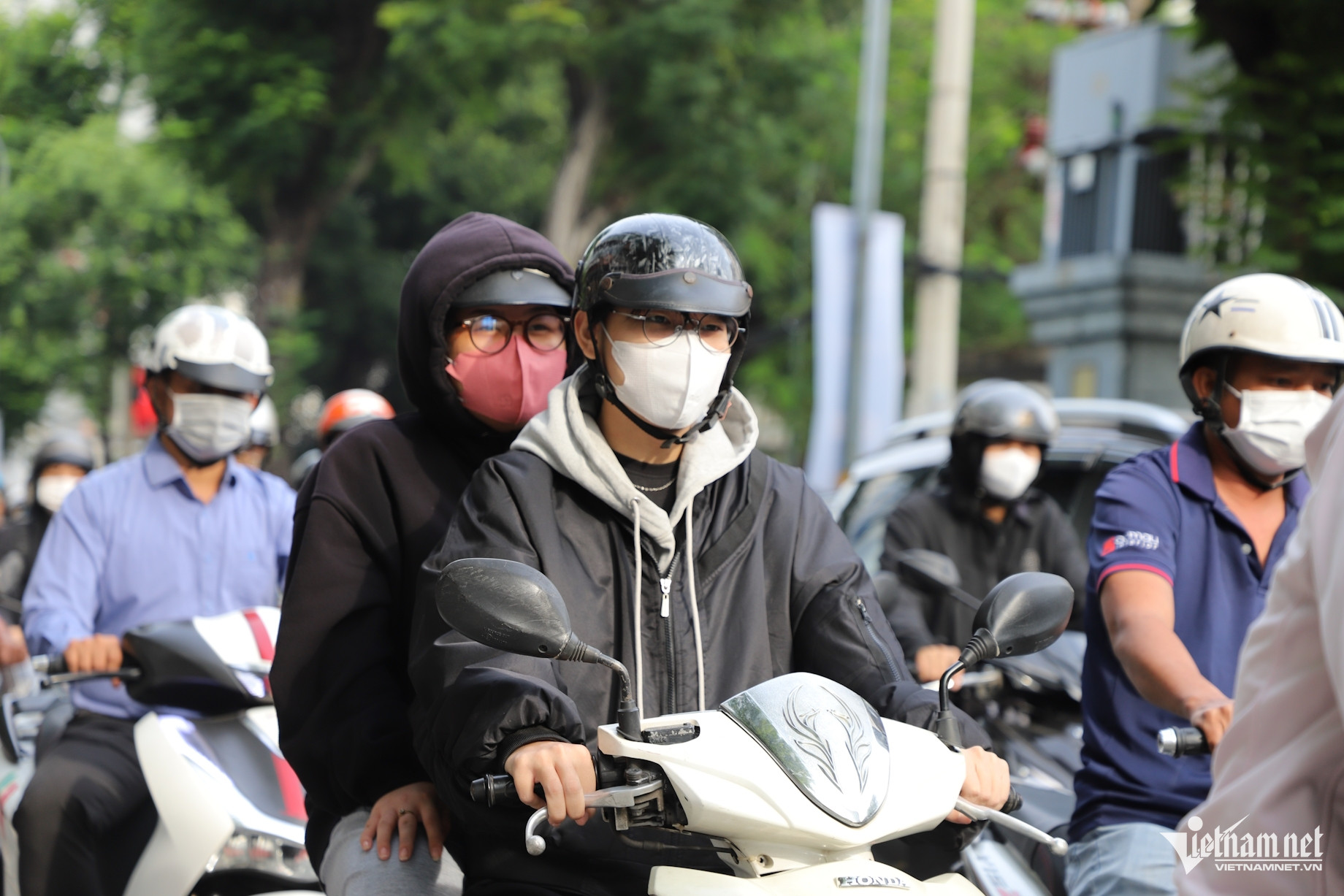 Sáng nay, nhiệt độ tại TPHCM xuống mức 19 độ C tạo cảm giác thích thú cho người dân. Ảnh: Tuấn Kiệt