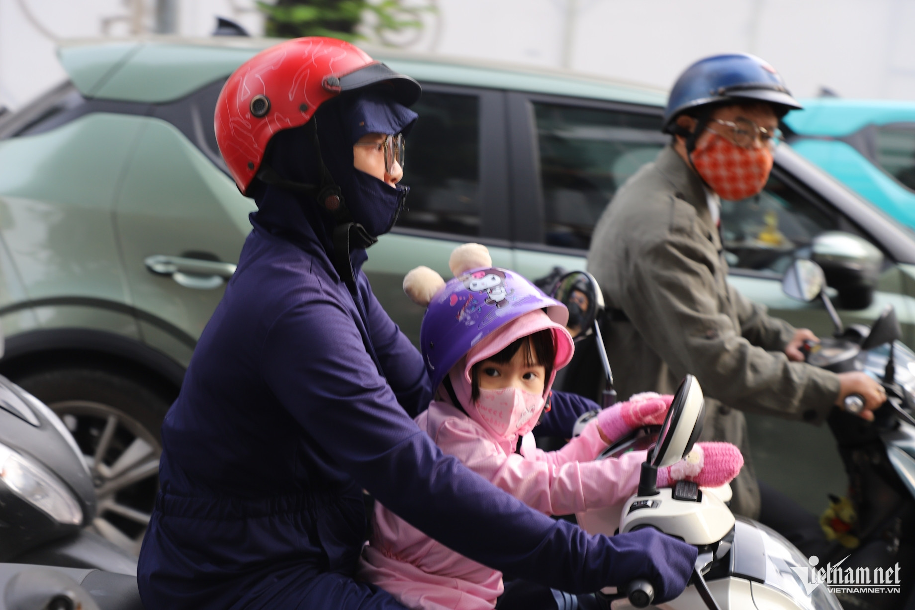 Các em nhỏ được phụ huynh trang bị thêm áo ấm, khẩu trang, bao tay để giữ ấm cơ thể trước khi đến trường. Ảnh: Tuấn Kiệt