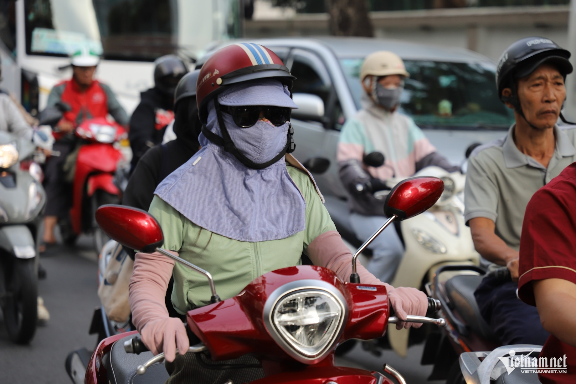 Người dân, đặc biệt là người già và trẻ nhỏ, được khuyến cáo giữ ấm cơ thể trong những ngày tới khi đợt không khí lạnh này còn tiếp tục ảnh hưởng. Ảnh: Tuấn Kiệt