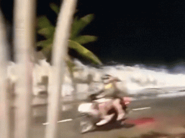 CLIP: Bão 15 chưa vào, sóng lớn đã tràn lên đường biển Nha Trang