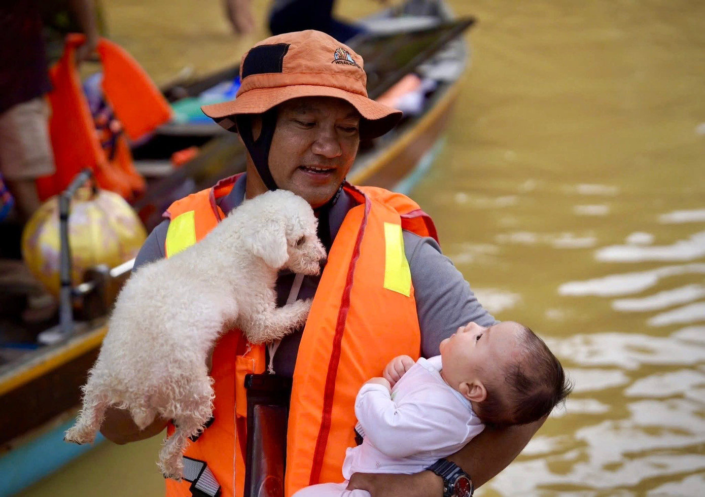 Em bé 1 tháng tuổi được nhóm anh Đào Đặng Công Trung giải cứu ở trận lụt Hội An vừa qua