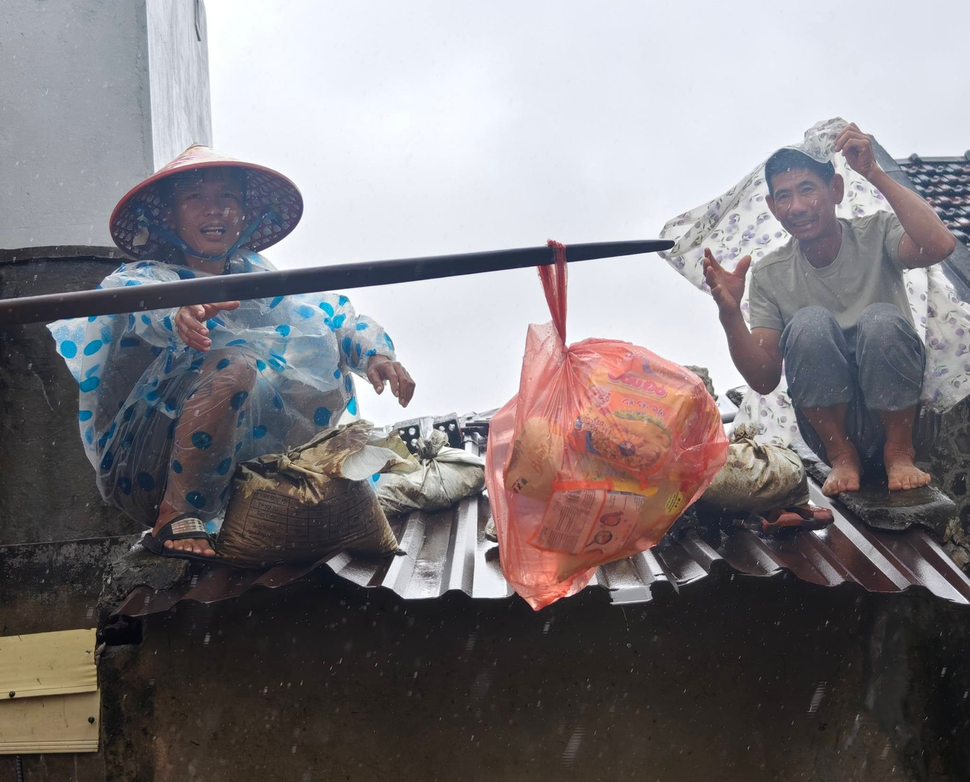 Tiếp tế cho những người bị cô lập trong trận lũ lịch sử ở Đắk Lắk