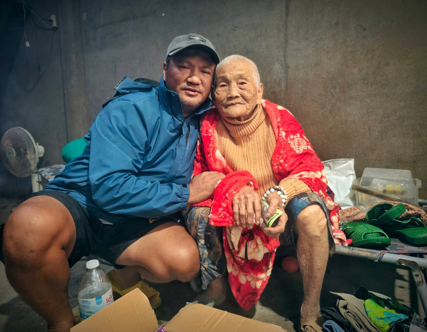 Anh Trung bên bà cụ 98 tuổi sống sót một cách diệu kỳ qua cơn đại hồng thủy