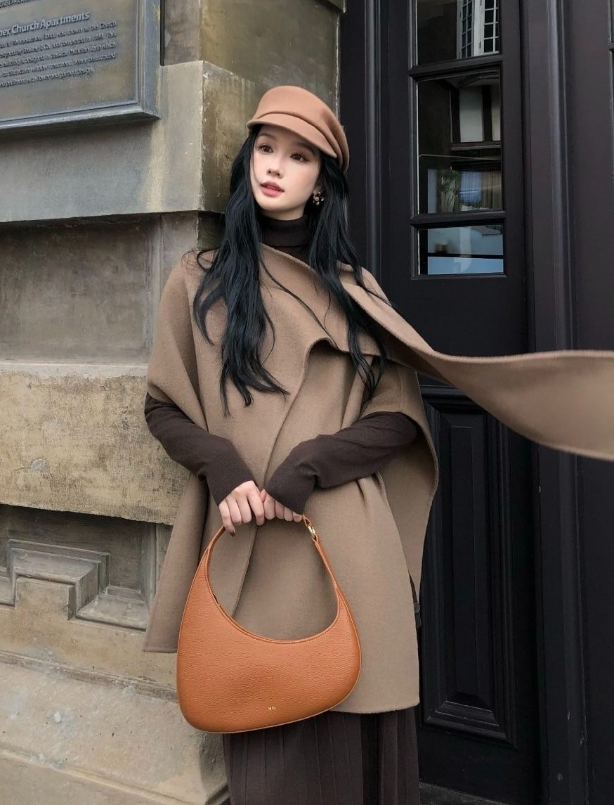 Rộ lên từ năm 2023, mốt giàu ngầm tiếp tục được nhiều người trẻ ưa thích trong mùa lạnh năm nay. Các thiết kế đi theo phong cách sang trọng thầm lặng thường mang phom dáng tinh gọn, cắt cúp chuẩn, chất liệu và đường may tốt, tông màu trung tính, ít hoặc không logo. Điều này giúp thiết kế không lỗi mốt, ứng dụng cao.