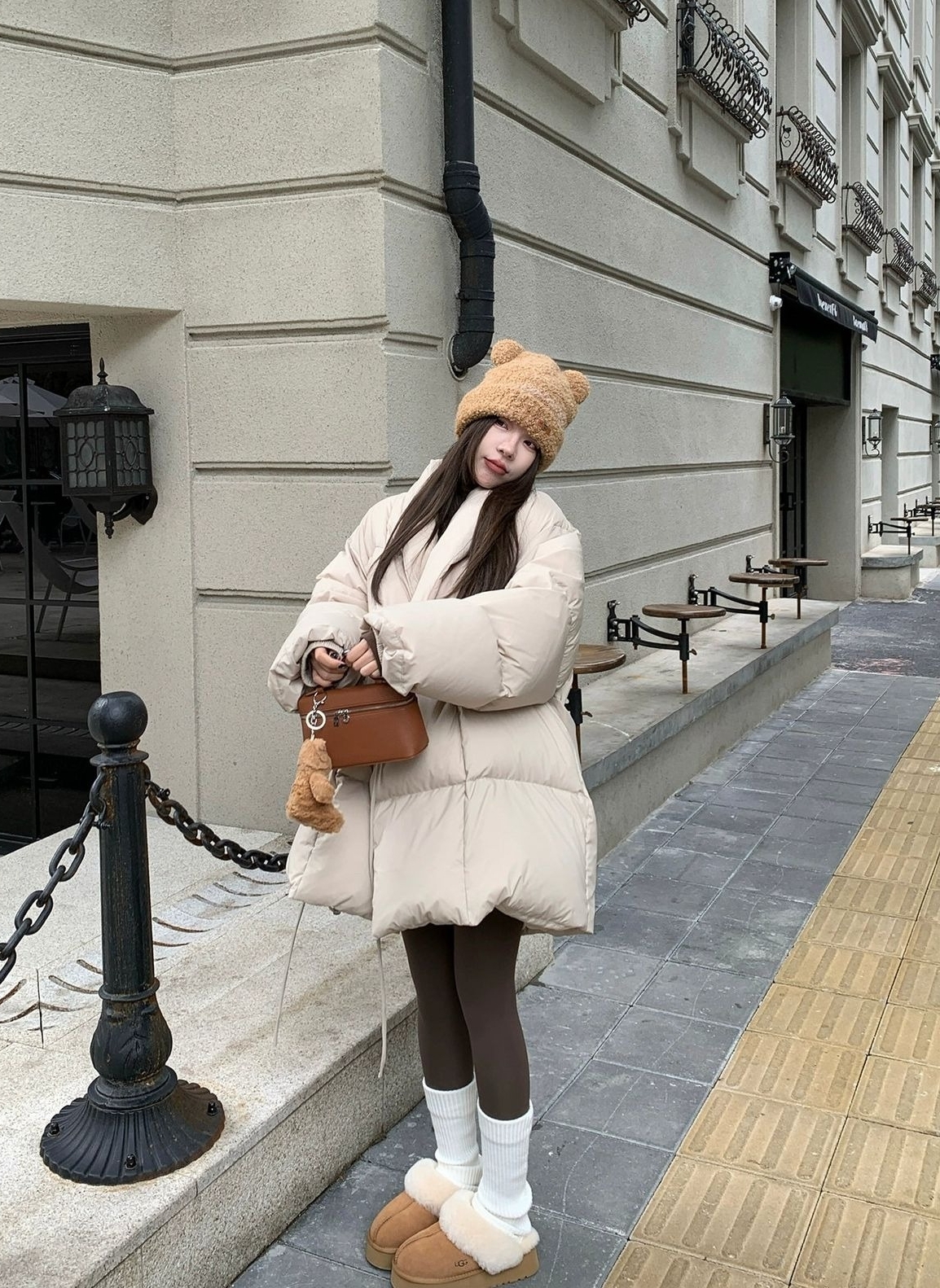 Một trong những phong cách chưa có dấu hiệu hạ nhiệt ba năm nay là quá khổ. Kiểu thiết kế này thường xuất hiện trên những chiếc sơ mi và blazer vào mùa hè, thu và áo hoodie, áo khoác phao của mùa đông. Theo WWW, các bạn trẻ ưa chuộng các món quá khổ vì chúng toát lên sự phóng khoáng, ngầu.