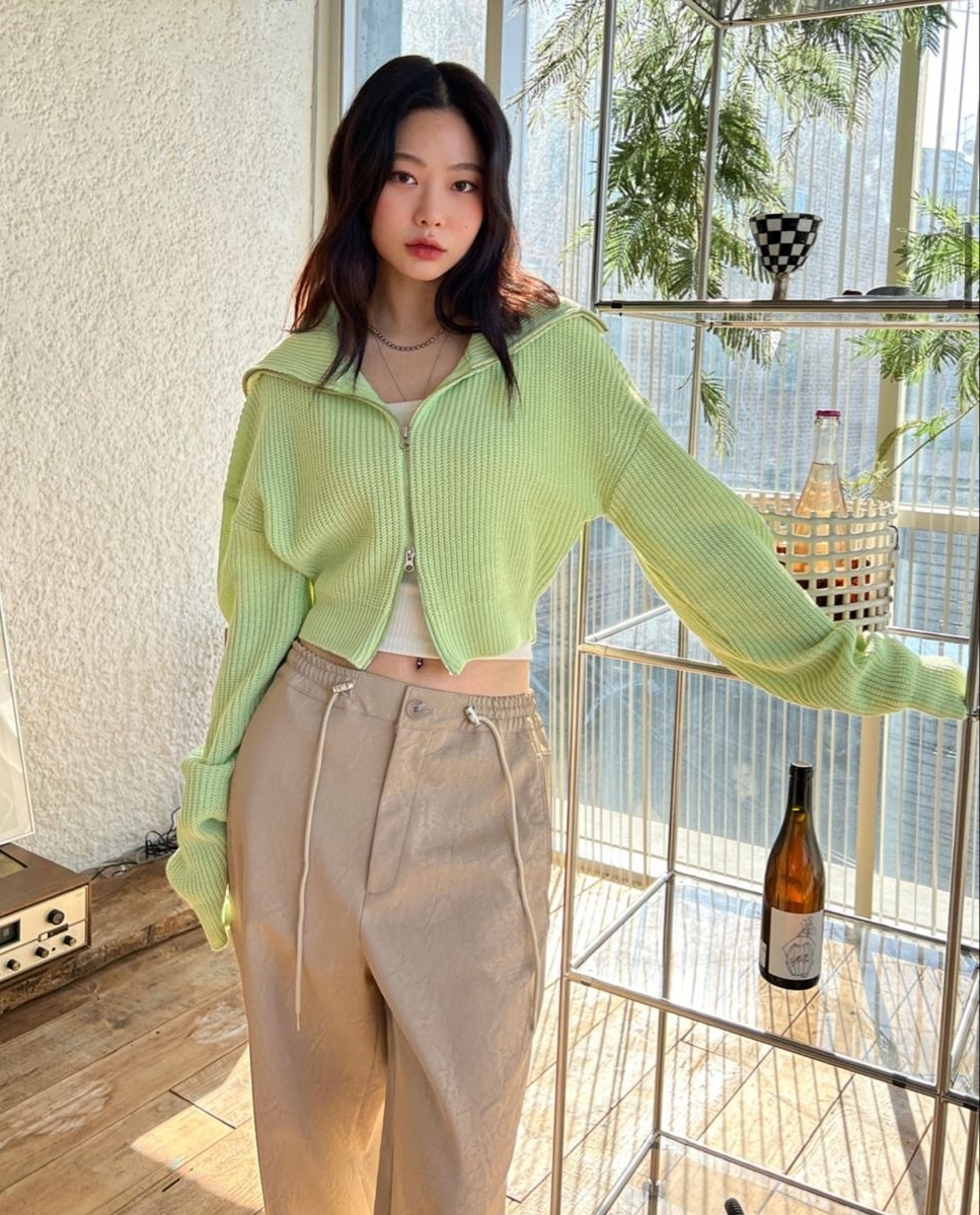 Áo khoác len kéo khóa cũng là mặt hàng chủ lực ở các tiệm bán đồ dành cho giới trẻ năm nay. Thiết kế dáng ngắn tới eo, rộng ở thân trên và thu hẹp dần xuống dưới, phù hợp với những bạn có vòng eo nhỏ.