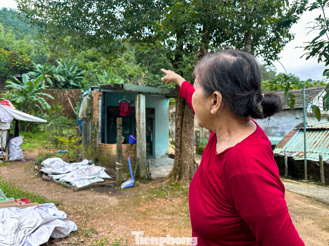 Bà Nguyễn Thị Vững (thôn An Ngãi Tây) cho biết mỗi khi mưa bão, gia đình bà phải thu dọn đồ đạc, mang theo giấy tờ quan trọng đi tránh trú tạm. “Trời mưa to nước từ núi chảy xuống kéo theo đất đá. Tối nằm ngủ nghe tiếng mưa là lo đất đá sạt xuống. Nhà có 4 người, có cháu nhỏ, cứ nghe dự báo thời tiết là chúng tôi phải đi ngay chứ không dám ở lại”, bà Vững chia sẻ.