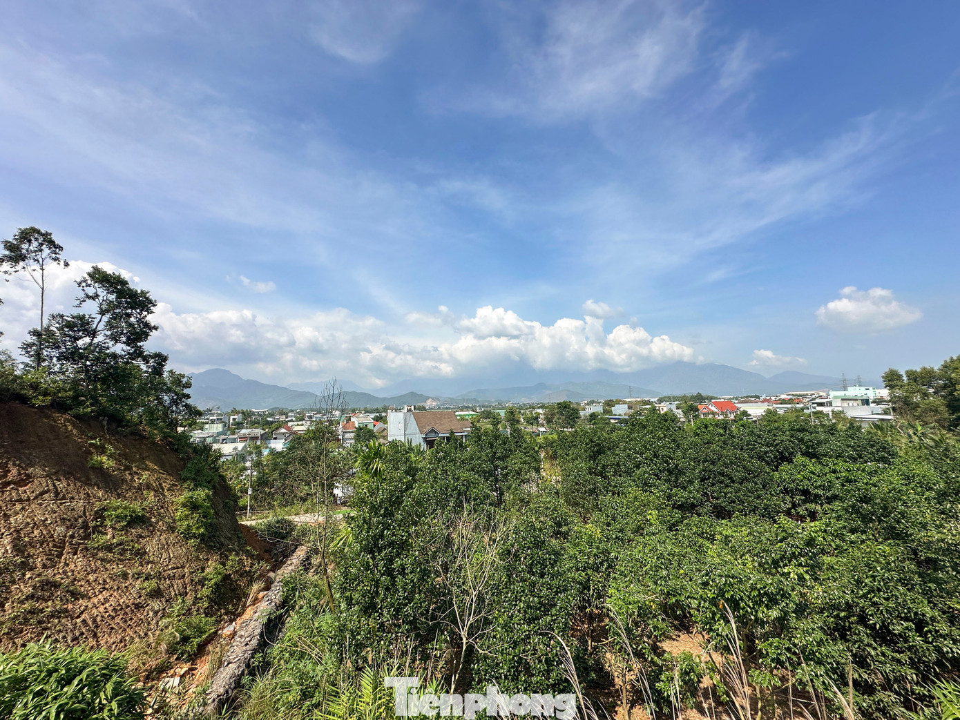 Sau các đợt mưa lũ lớn vừa qua, khu vực núi Sọ (thôn An Ngãi Tây, phường Hòa Khánh) xuất hiện nhiều điểm sạt lở mới, tiềm ẩn nguy cơ mất an toàn cho các hộ dân sống dưới chân núi. Ảnh: Duy Quốc.