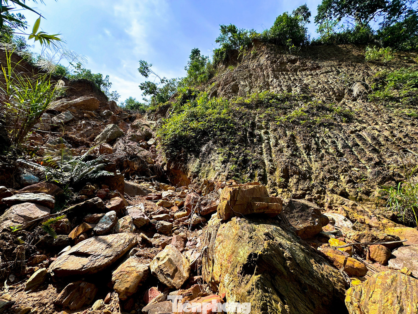 Người dân địa phương cho biết tình trạng sạt lở đã diễn ra nhiều năm nay. Sau mỗi đợt mưa lớn, đất đá từ sườn núi lại tràn xuống sát mặt đường, gây mất an toàn và khiến họ luôn sống trong cảnh bất an.