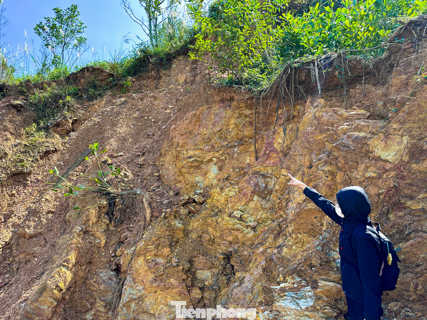 Chị Nguyễn Thị Mai Vân, người sống dưới chân núi, cho biết mỗi năm gia đình đều nơm nớp lo sợ, dù khu vực đã được gia cố bằng hệ thống rọ đá, tình trạng sạt lở vẫn tiếp diễn. “Chúng tôi mong chính quyền sớm có phương án tái định cư, giúp người dân ổn định cuộc sống, không phải thấp thỏm mỗi khi mùa mưa đến”, chị Vân nói.