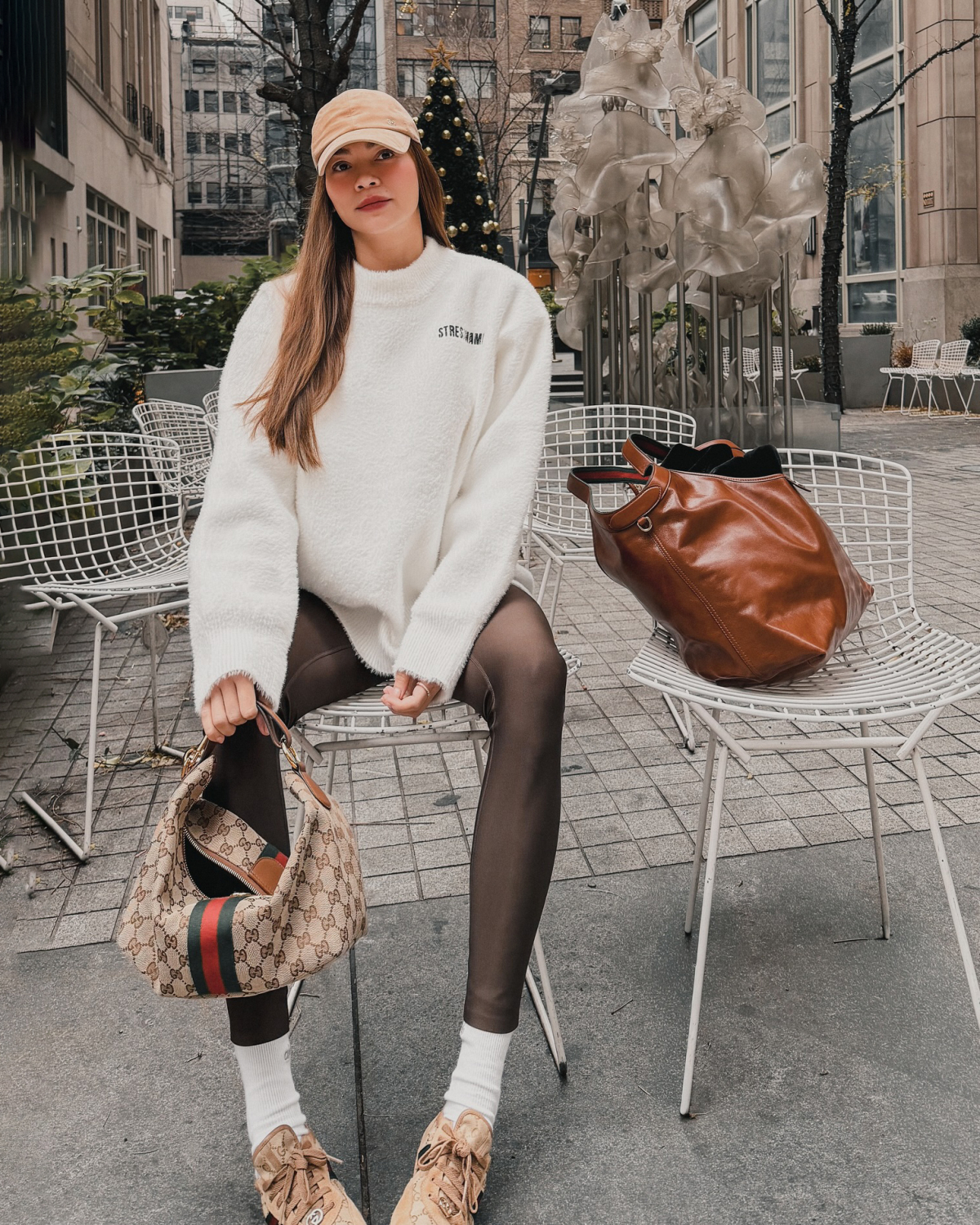 Hồ Ngọc Hà lộ chân khẳng khiu vì quần bó sát - 1