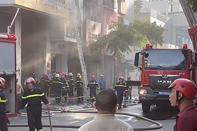 Hàng chục cảnh sát được điều động.