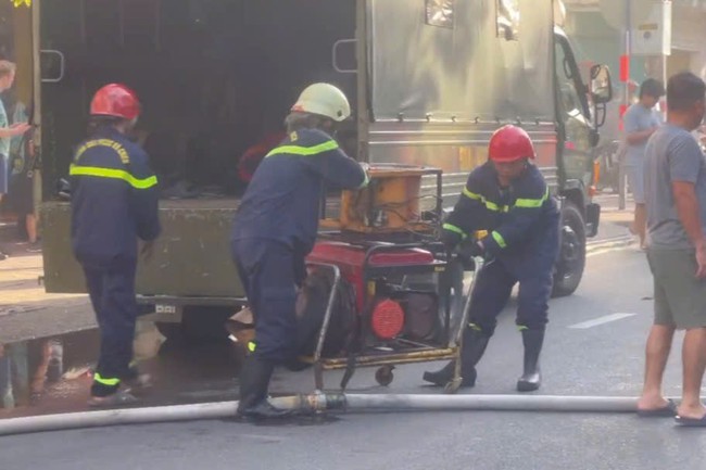 Cảnh sát sử dụng nhiều phương tiện dập lửa.