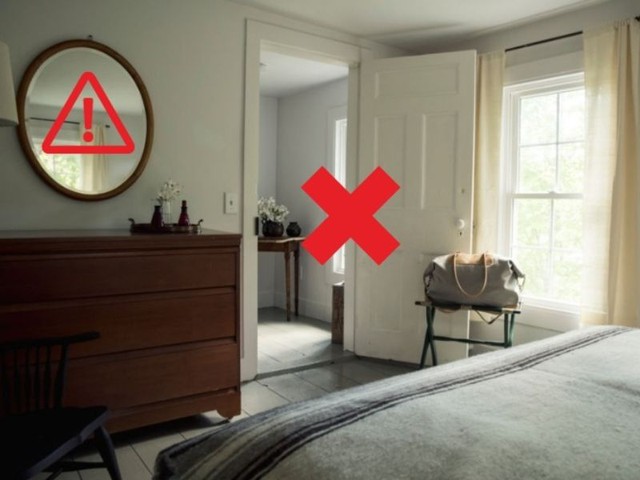 Khi gương chiếu trực tiếp vào giường ngủ – vị trí trung tâm chứa năng lượng bản mệnh của gia chủ nó lại vô tình phản ngược sinh khí và dương khí của con người, có thể gây bất lợi cho sức khỏe và tinh thần.