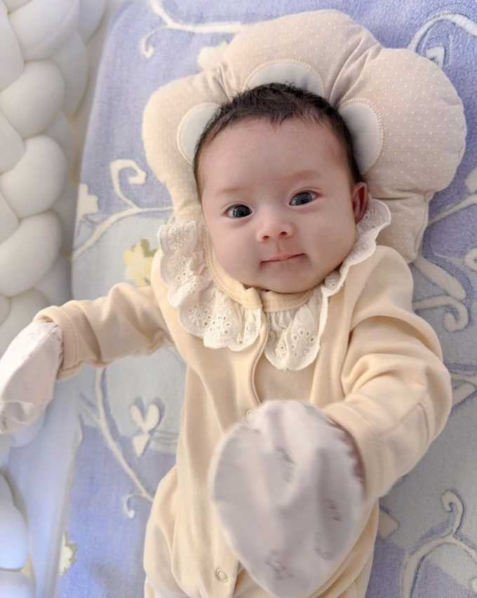 Bé Thụy Yên được nhiều người khen xinh xắn, đáng yêu, giống bố.