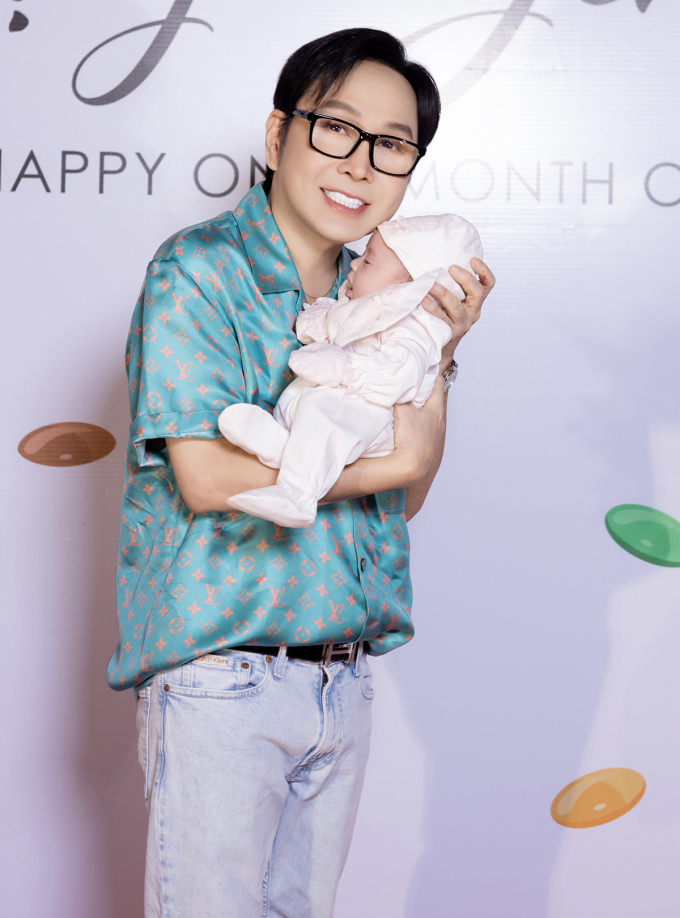 Vũ Luân và con gái một tháng tuổi - Lương Bình Thụy Yên.