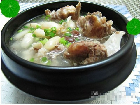 Canh đậu trắng hầm xương - bổ khí huyết.