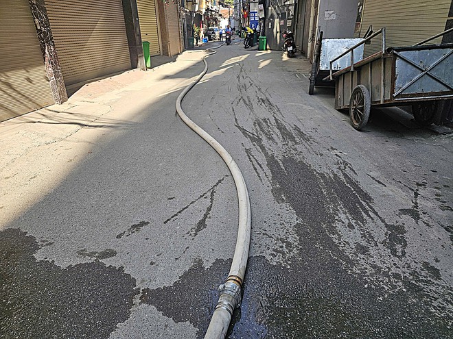 Xe cứu hỏa không thể tiếp cận hiện trường vụ cháy nhà 8 tầng tại Từ Liêm, Hà Nội xảy ra vào chiều 30/11, buộc lực lượng chức năng phải kéo vòi khoảng 250 mét để tiếp cận đám cháy.