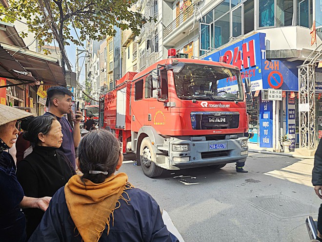 Hà Nội: Cháy nhà 8 tầng trong ngõ sâu, cảnh sát kéo vòi 250m để dập lửa - 1