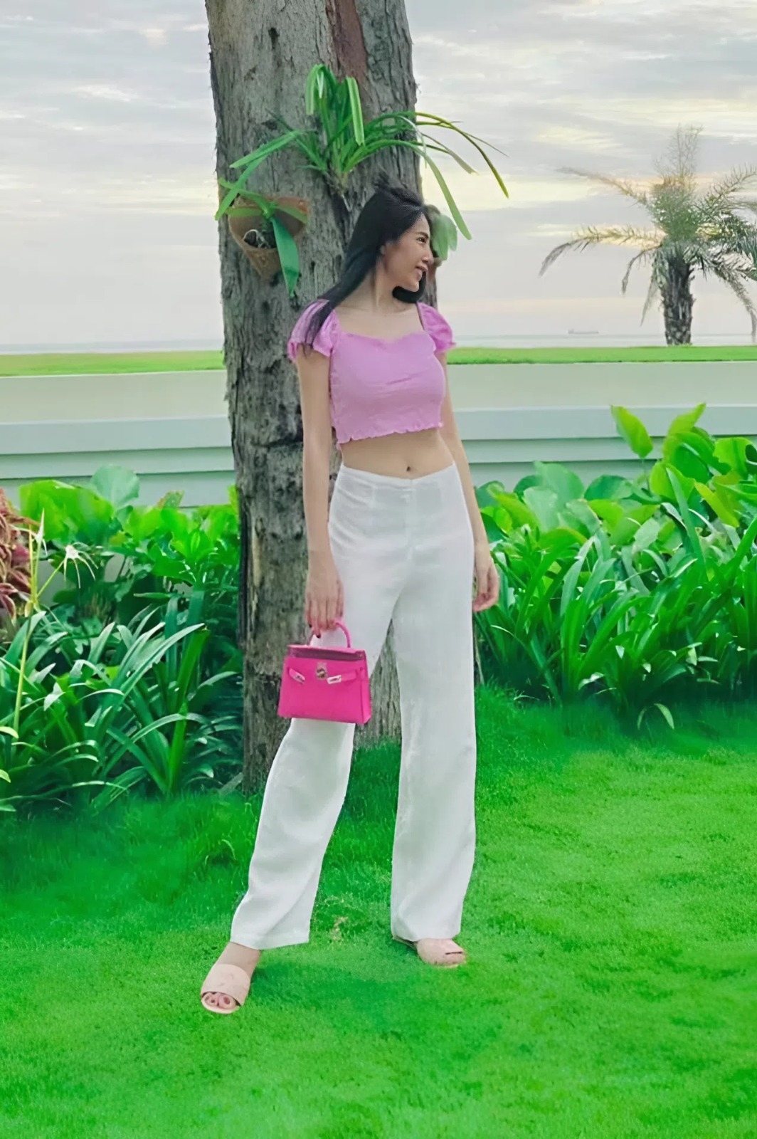 Thiết kế với kiểu dáng nhỏ xinh, dễ dàng ứng dụng cả khi đi tiệc và đời thường. Ở tuổi 40, Thủy Tiên vẫn trung thành với phong cách ăn mặc trẻ trung, ưu tiên tông màu hồng nổi bật.