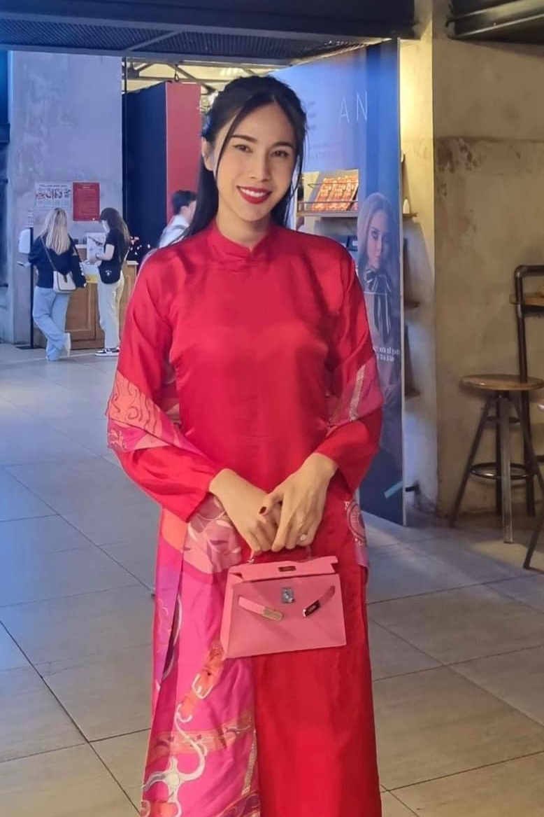 Chiếc túi xa xỉ được Thủy Tiên ưa chuộng nhiều năm nay. Cũng trong một sự kiện ra mắt phim hồi đầu năm 2023, Thủy Tiên mặc áo dài đỏ hồng, trên tay là mẫu Hermes Kelly quen thuộc.