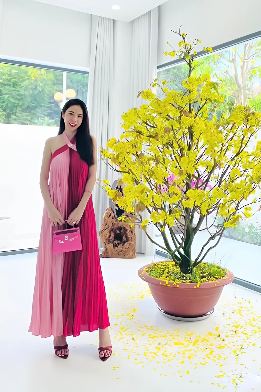 Giọng ca 40 tuổi lần đầu khoe món phụ kiện đắt đỏ hồi Tết 2022. Từ đó đến nay, chiếc Hermes Kelly Mini vẫn gắn bó cùng người đẹp.