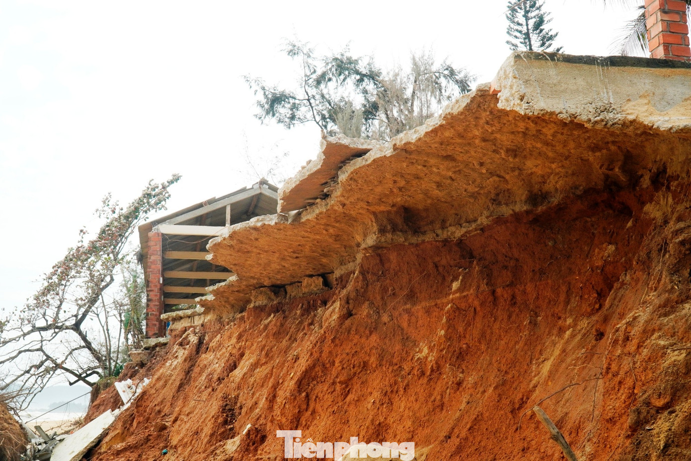 Không chỉ ảnh hưởng đến du lịch, xâm thực biển năm nay tại Vinh Lộc còn tác động trực tiếp đến các khu dân cư. Theo tìm hiểu, tại thôn 4 xã Vinh Lộc hiện có 14 hộ dân nằm trong vùng nguy hiểm sạt lở. Người dân lo ngại, nếu không có giải pháp kè chắn khẩn cấp, biển sẽ tiếp tục ăn sâu vào đất liền, khiến bờ bãi bị xóa sổ, ảnh hưởng đến cuộc sống an toàn và sinh kế của nhiều hộ dân.