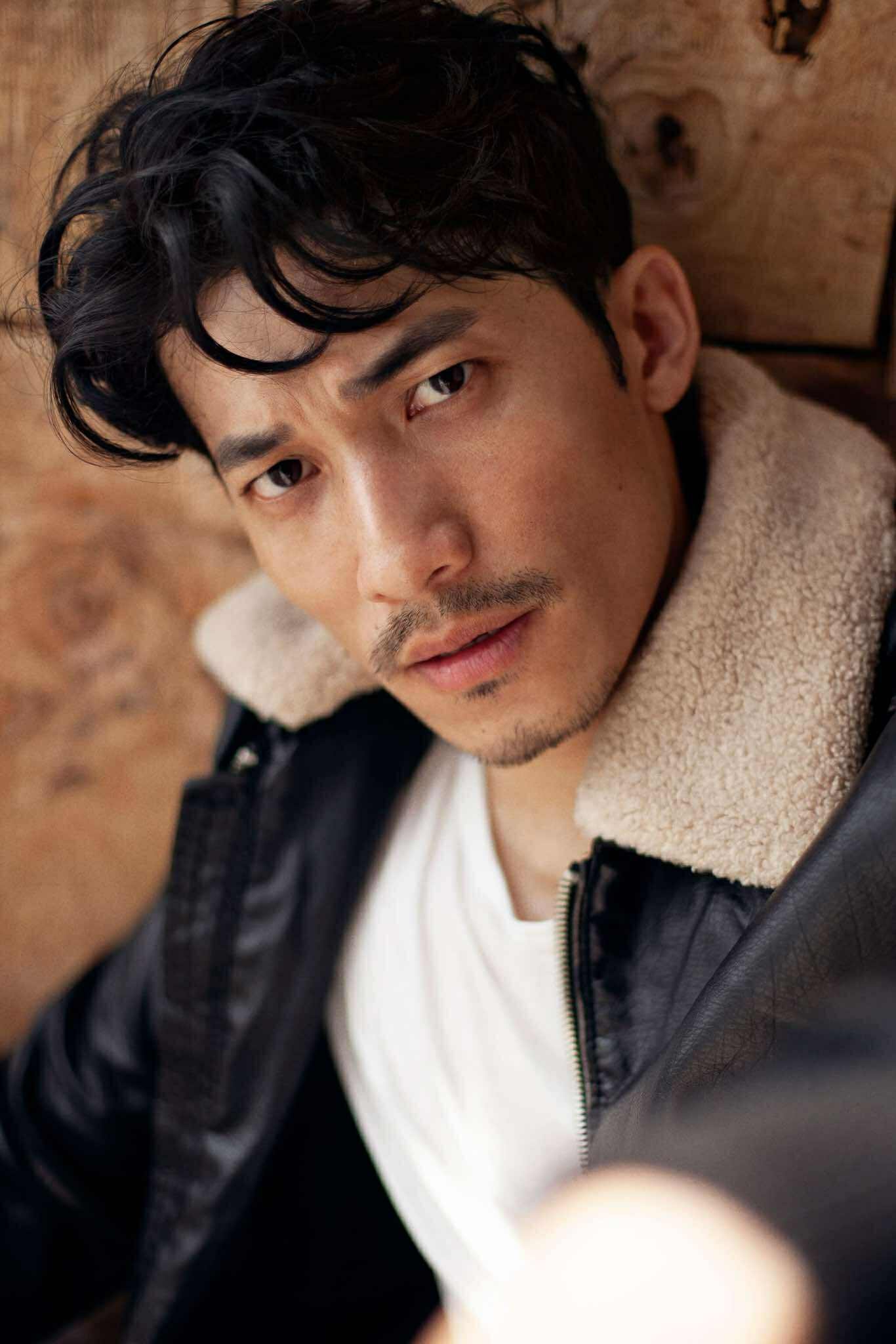 Gương mặt điện ảnh của Liên Bỉnh Phát toát lên sự mộc mạc, nhưng giàu nội lực, như thể mỗi khoảng lặng trước ống kính đều chất chứa một câu chuyện chưa kể