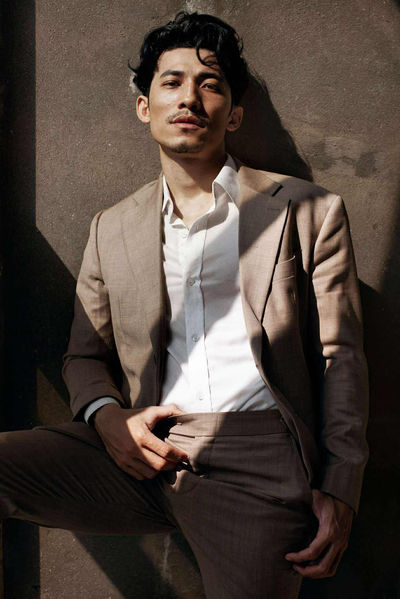 Liên Bỉnh Phát với vẻ tự tin trầm tĩnh, đúng chất một gương mặt điện ảnh biết tạo điểm nhấn bằng sự tối giản