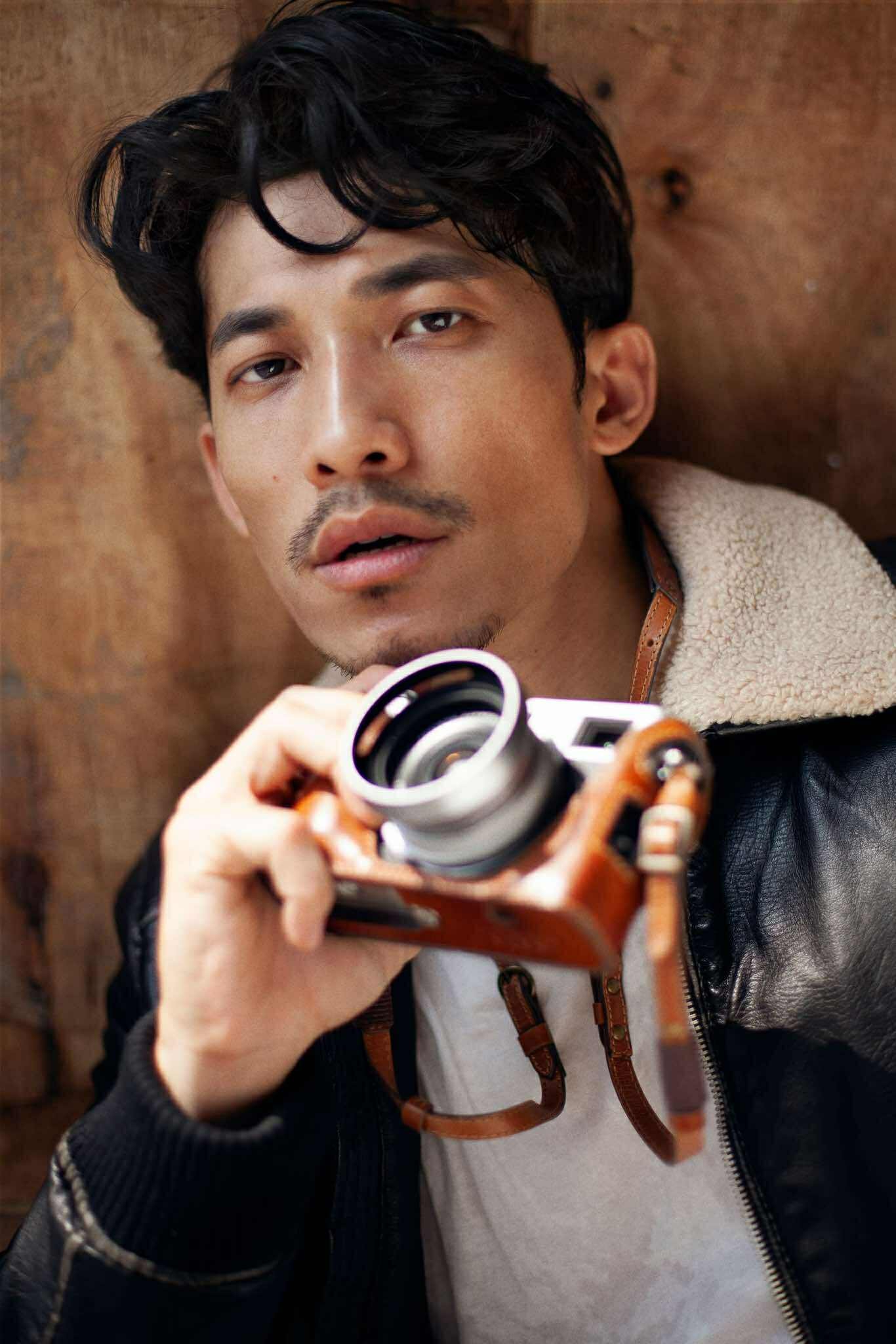 Liên Bỉnh Phát với gương mặt điện ảnh như thể chỉ một thoáng im lặng cũng đủ kể trọn một câu chuyện