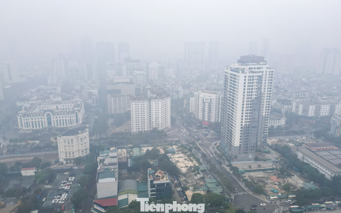 Theo Cục Môi trường, Bộ Nông nghiệp và Môi trường số liệu quan trắc và dự báo khí tượng cho thấy khoảng 10 ngày cuối tháng 11 đến đầu tháng 12, miền Bắc (đặc biệt là Hà Nội) sẽ xuất hiện thời tiết bất lợi như nghịch nhiệt, lặng gió và sương mù. Những yếu tố này khiến không khí khó khuếch tán, làm bụi mịn PM2.5 dễ tích tụ và có nguy cơ tăng cao.