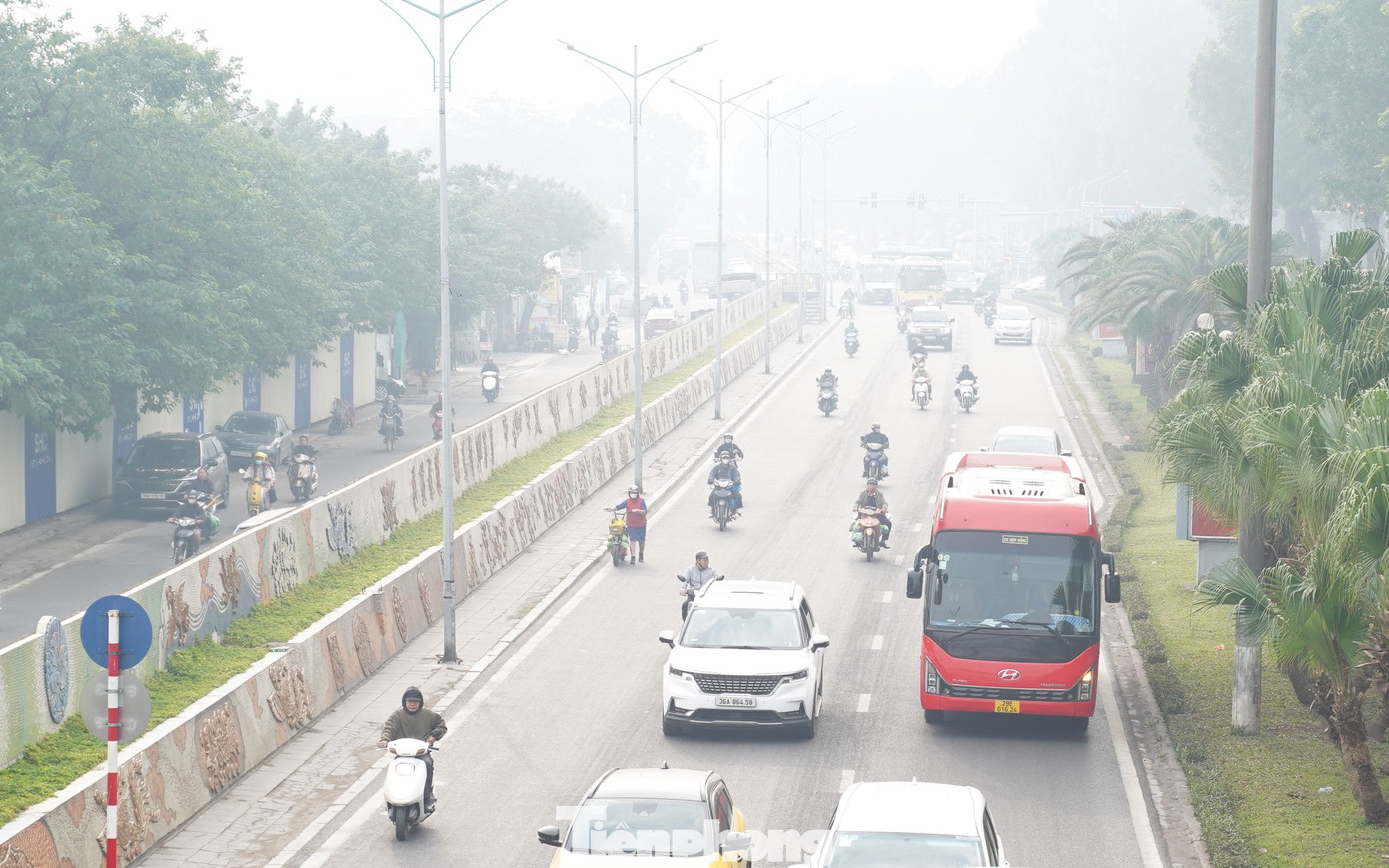 Sáng 1/12, Hà Nội chìm nghỉm trong lớp khói mù dày đặc, có thể dễ dàng thấy rõ bằng mắt thường. Đây không phải sương sớm mà là ô nhiễm không khí nguy hại, không chỉ hạn chế tầm nhìn mà còn đe dọa trực tiếp sức khỏe người dân.
