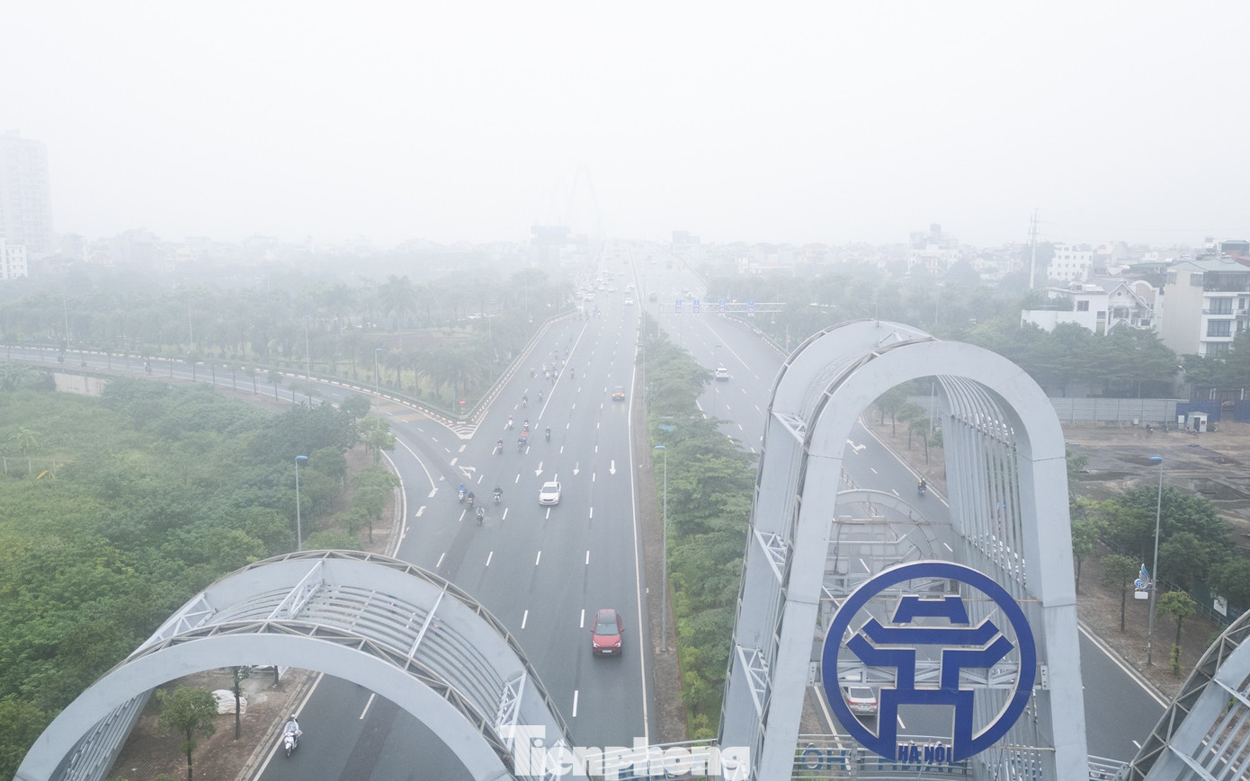 Các nhịp cầu Nhật Tân ẩn hiện trong lớp mù trắng đục dày đặc.