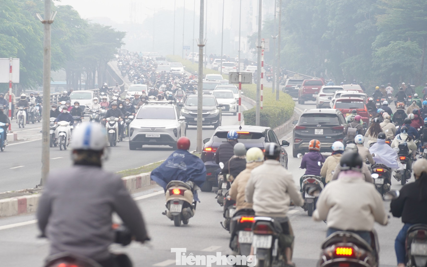 Theo ghi nhận của ứng dụng AirVisual sáng nay, Hà Nội đã vọt lên vị trí thứ 6 trong danh sách các thành phố ô nhiễm nhất thế giới. Chỉ số chất lượng không khí (AQI) vượt ngưỡng 200 (ngưỡng Tím), cảnh báo mức độ rất có hại cho sức khỏe cộng đồng.