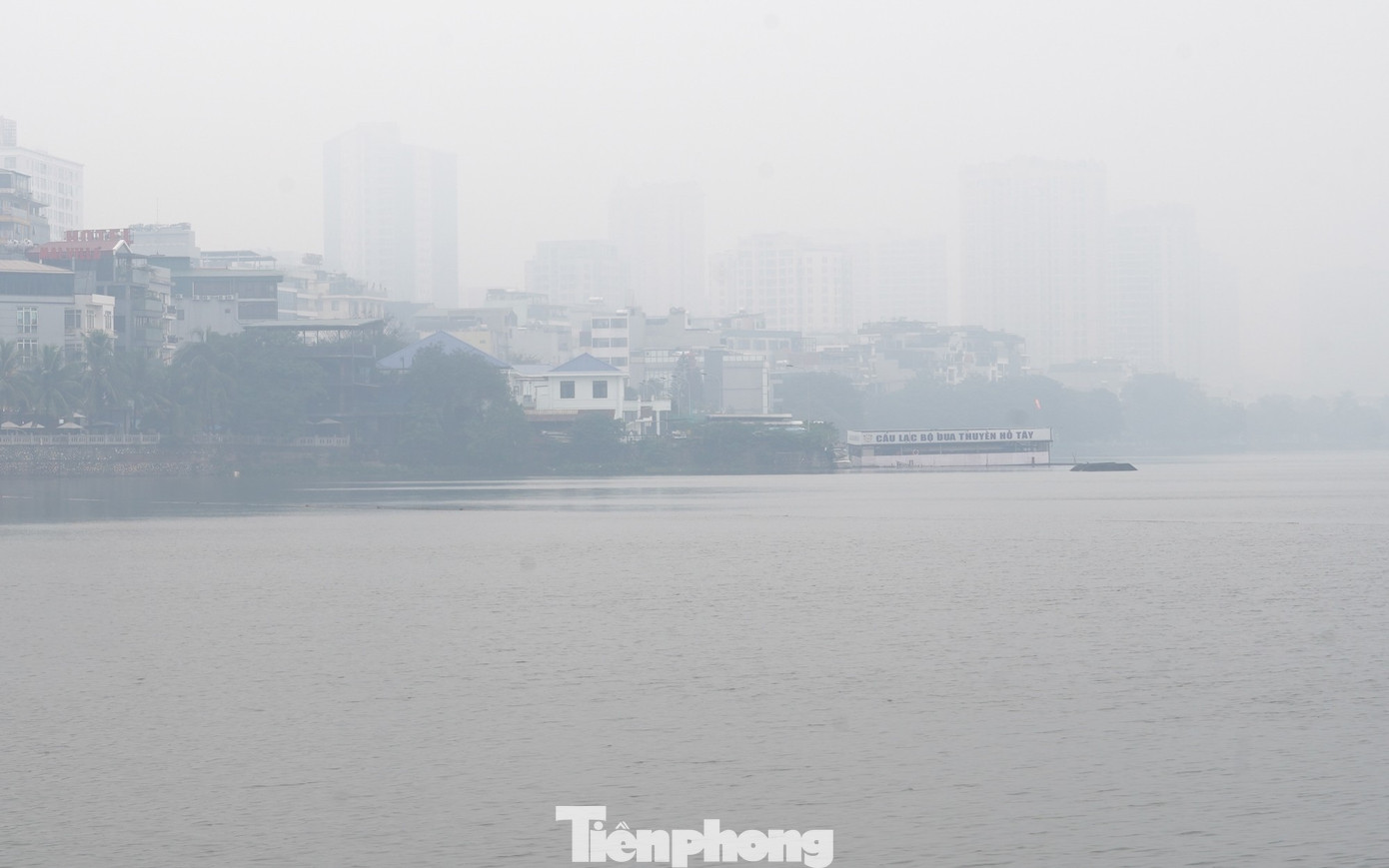 Hàng loạt tòa nhà cao tầng và khu dân cư chỉ còn là bóng mờ khi ẩn hiện trong màn khói ô nhiễm dày đặc.