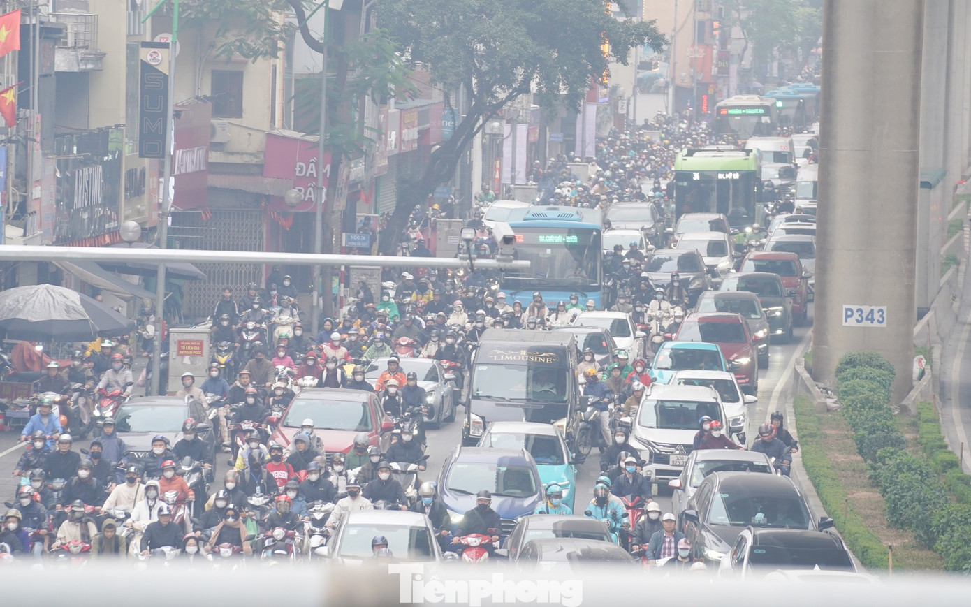 Cục Kiểm soát ô nhiễm môi trường cho biết xe máy, ô tô và các phương tiện giao thông thải ra CO, NO₂ cùng bụi mịn (PM2.5, PM10), khiến chất lượng không khí suy giảm, đặc biệt tại các đô thị đông dân như Hà Nội. Lượng phương tiện lớn, tình trạng tắc đường kéo dài càng làm khí thải tích tụ nhiều hơn.
