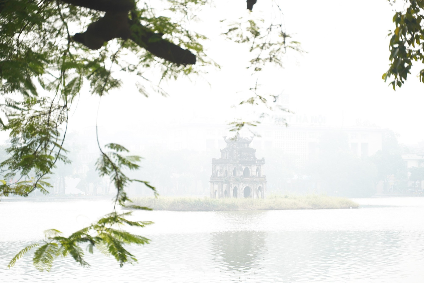 Khu vực tháp rùa Hồ Gươm mù mịt lúc 9h sáng nay.