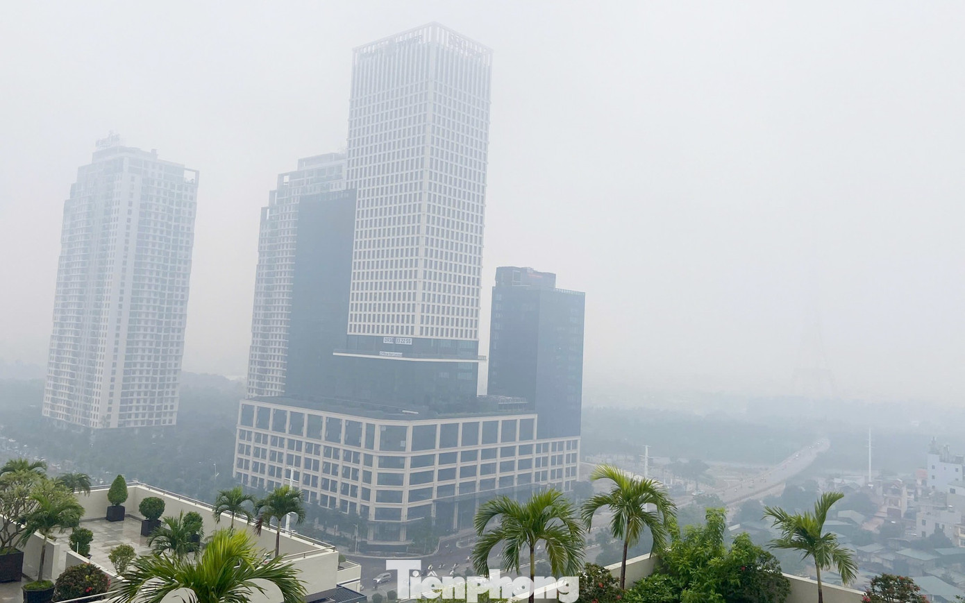 Trước diễn biến phức tạp của ô nhiễm không khí, Bộ Nông nghiệp và Môi trường cho biết sẽ tiếp tục theo dõi, giám sát thông qua hệ thống dữ liệu trực tuyến, sử dụng các thiết bị giám sát công nghệ cao (vệ tinh viễn thám, thiết bị bay không người lái) để phát hiện sớm các nguồn phát thải bất thường.