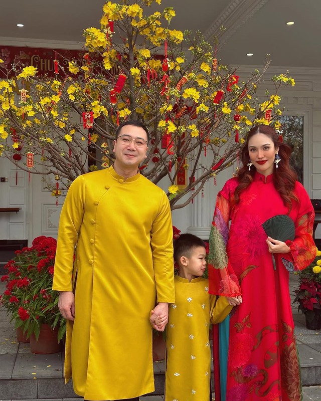 Bên cạnh đó, cô cũng có cuộc sống hôn nhân viên mãn cùng chồng doanh nhân và quý tử đầu lòng. Quý tử đã lớn, hôn nhân viên mãn: Nụ cười tự tin của Lan Khuê toát lên hạnh phúc sau nhiều năm làm vợ, làm mẹ, đồng thời vẫn giữ được chính mình.