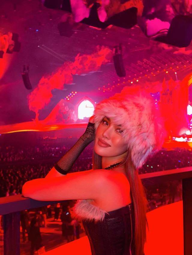 Trở lại sàn catwalk sau sinh con, Lan Khuê bước đi kiêu sa, đọ sắc với dàn mẫu hàng đầu, khẳng định: Bà mẹ một con vẫn giữ phong độ không phai.