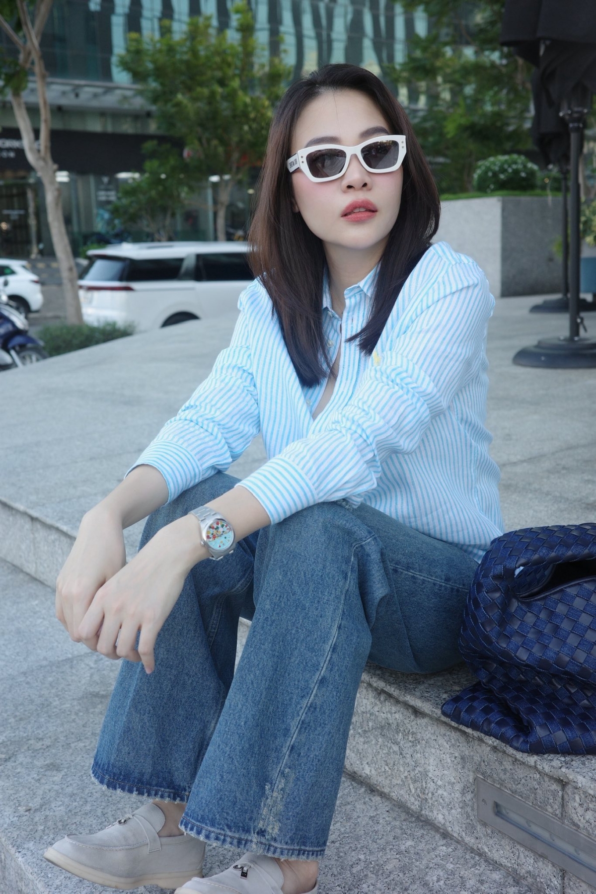 Cô cũng chú trọng phụ kiện khi mix đồ tối giản. Đàm Thu Trang thích đeo thắt lưng, phối cùng khăn hay thêm túi xách, giày từ những thương hiệu xa xỉ.