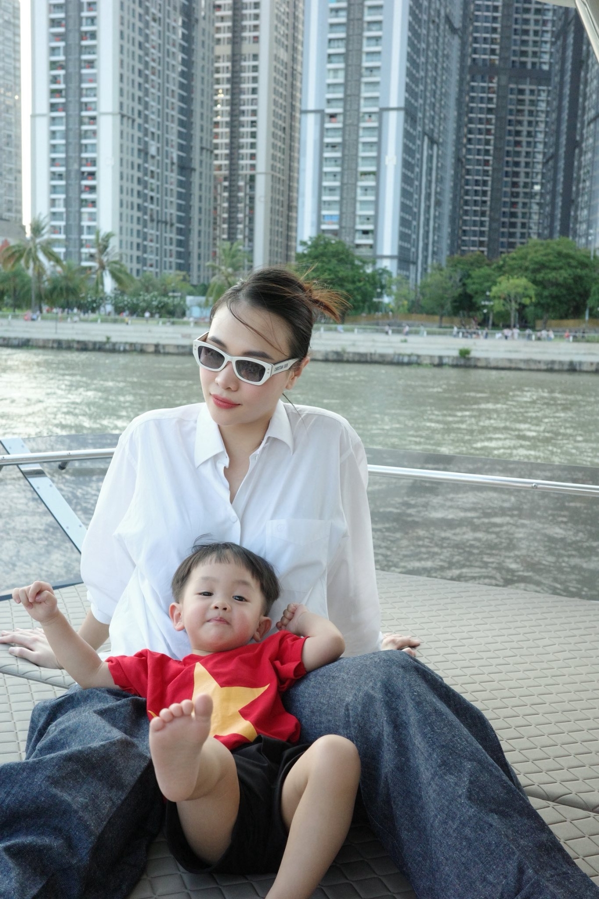 Dù mix-match không thể đơn giản hơn, Đàm Thu Trang vẫn nhận nhiều lời khen. Trang mặc đồ đơn giản mà trông rất sang; Thích cách phối đồ của bạn này; Bộ nào của Trang mình cũng thích... một số khán giả bình luận.