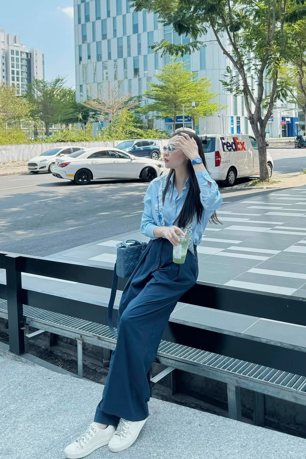 Bà xã Cường Đôla nhiều năm theo đuổi phong cách công sở. Cô ưa chuộng kết hợp sơ mi cùng quần vải/quần jeans rộng ở đời thường.