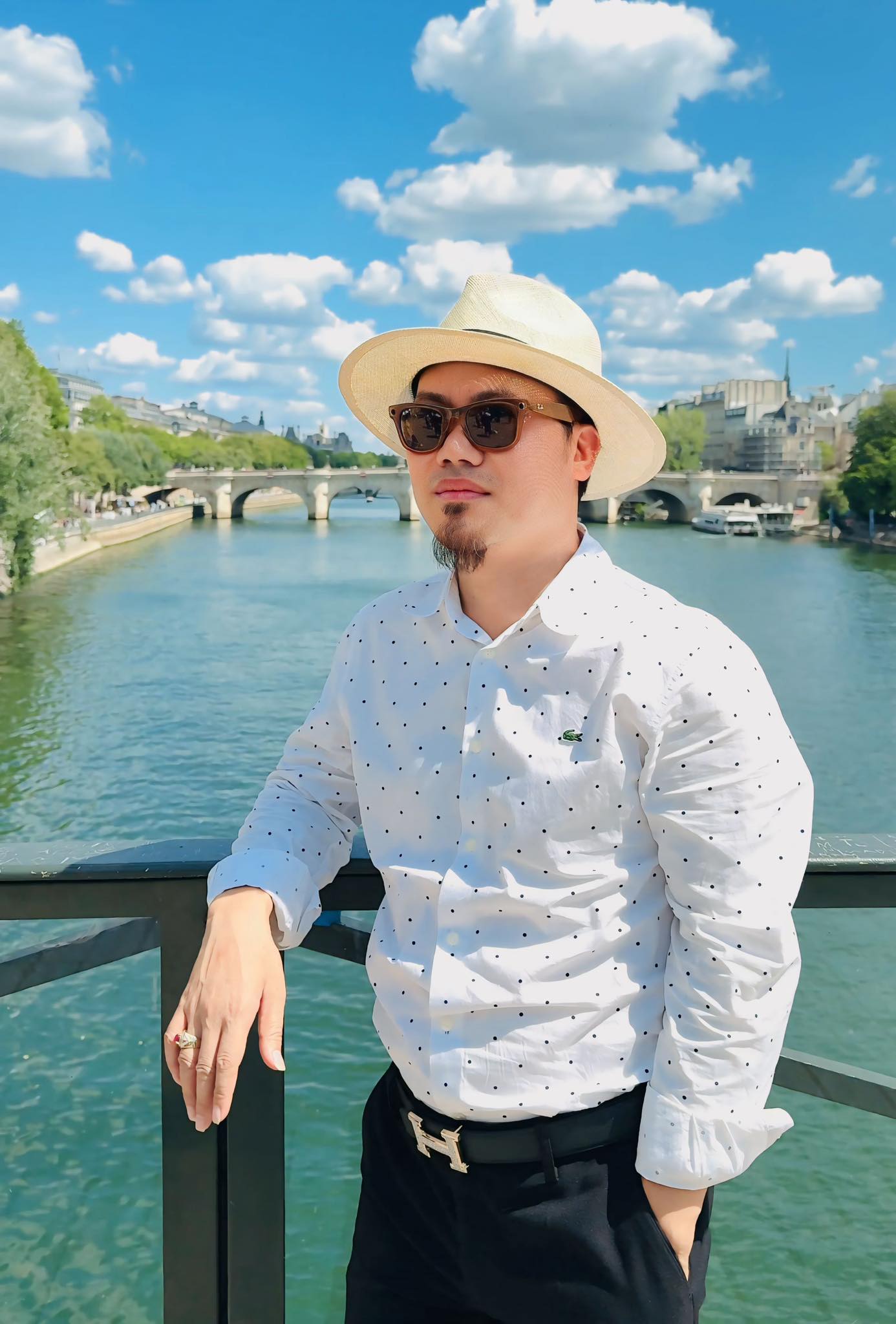 Những năm đầu vào nghề, Vượng Râu không có nhiều thuận lợi. Anh phải đi diễn phụ, chạy show lẻ, thậm chí có thời gian đạp xe đi làm trợ lý đạo diễn để theo đuổi đam mê. Nhưng chính giai đoạn đầy thử thách ấy đã tạo nên một Vượng Râu bền bỉ, giàu trải nghiệm và có khả năng hóa thân linh hoạt trong nhiều dạng vai. Không chỉ hoạt động nghệ thuật, Vượng Râu còn sản xuất chương trình, làm ông bầu, tổ chức show lớn trong nhiều năm liền. Anh là một trong số ít nghệ sĩ hài phía Bắc có thể tự xây dựng tuyến chương trình riêng, tạo thương hiệu cá nhân trong công chúng.