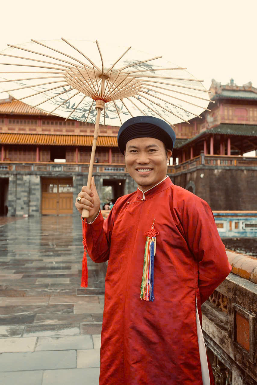 Vượng Râu sinh năm 1980 tại Nam Định cũ (nay là Ninh Bình). Anh tốt nghiệp chuyên ngành kịch hát, sau đó tiếp tục học đạo diễn tại Đại học Sân khấu - Điện ảnh Hà Nội. Nền tảng đào tạo bài bản đã giúp anh sớm gây tiếng vang với lối diễn mộc mạc, tinh tế và mang đậm tinh thần dân gian.